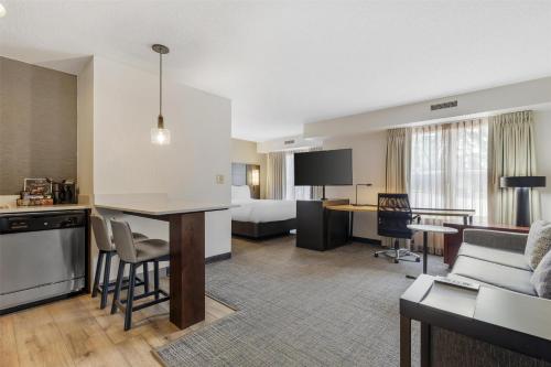 a hotel room with a kitchen and a living room at Sonesta ES Suites Fairfax Fair Lakes in Fairfax