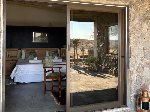 Un pat sau paturi într-o cameră la 3 ALOES GUESTHOUSE