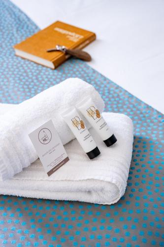 a pair of towels sitting on top of a table at Hôtel La Maison des Croisades - Au pied des Remparts in Aigues-Mortes