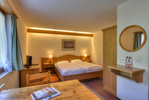 Ένα ή περισσότερα κρεβάτια σε δωμάτιο στο Hotel Roc et Neige
