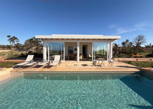 莫尔恰诺迪莱乌卡Dimora Vereto的一个带游泳池和凉亭的房子