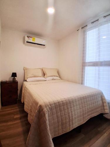a bedroom with a bed and a window at Colibrí Villa, 800 m from Beach in Uvita