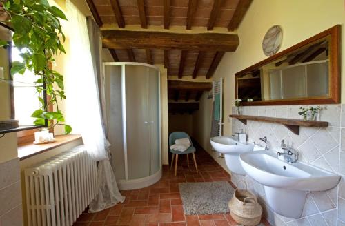 a bathroom with two sinks and a shower at Allegro Agriturismo Argiano in Arezzo