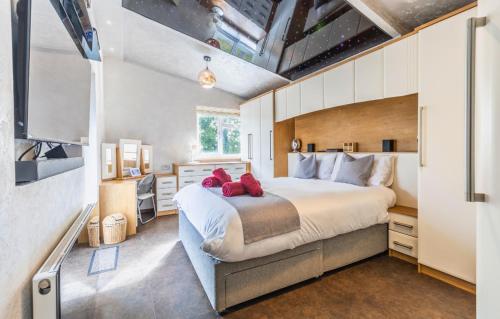 um quarto com uma cama grande com dois bichos de peluche em Hot Tub and Garden Spacious Unique 3 Bed House em Allesley