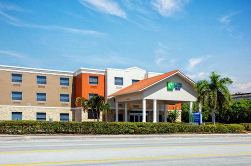 a hotel on the side of a road at Holiday Inn Express & Suites Lantana by IHG in Lantana