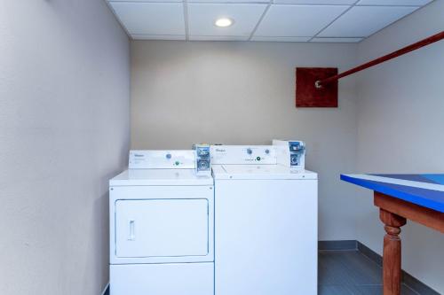 Η κουζίνα ή μικρή κουζίνα στο Holiday Inn Express & Suites Lantana by IHG