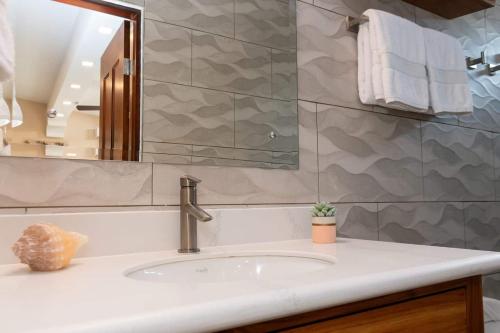 Φωτογραφία από το άλμπουμ του Jaco 1BD Getaway AC Pool Walk to Beach & Town σε Jacó