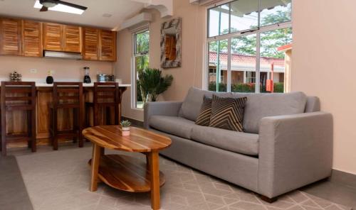 Fotografie z fotogalerie ubytování Jacó Cozy 1BR Pool AC Secure Near Beach v destinaci Jacó