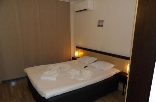 奥布佐尔Апартамент Б003 в Обзор Бийч Резорт- море пред прозореца, плаж пред вратата !!!的酒店房间里有一张床，上面放着毛巾