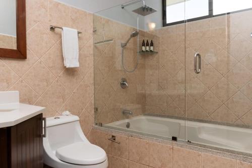 Ένα μπάνιο στο 2BD Family Escape Gated AC Terrace Pools