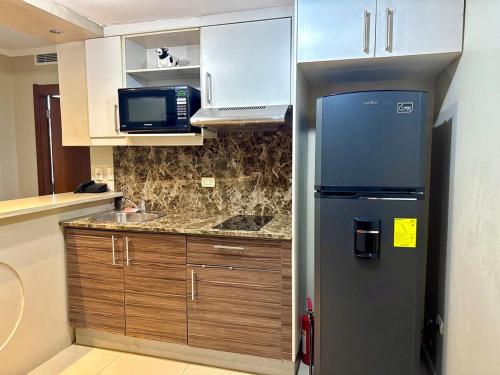 瓜亚基尔Exclusive Suite in Puerto Santa Ana的配有冰箱和微波炉的厨房