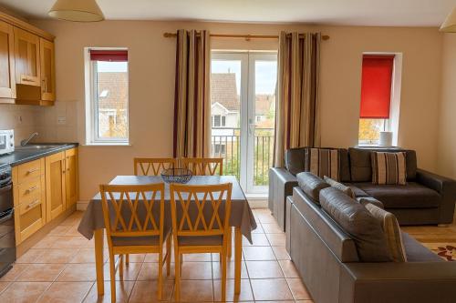 Una cocina y una sala de estar con un sofá y una mesa. en Apartment in Russet Court, Free Wi-fi and Parking, en Cork
