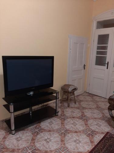 Μια τηλεόραση ή/και κέντρο ψυχαγωγίας στο Будинок біля басейну