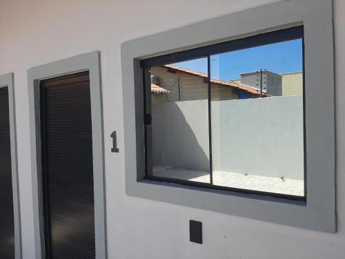 a window on the side of a building at Morada 1 do Jardim do Éden in Parnaíba