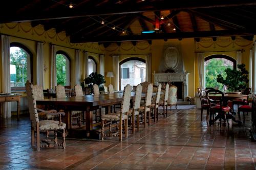 comedor con mesa de madera y sillas en Casa Cucco, en Serralunga d'Alba