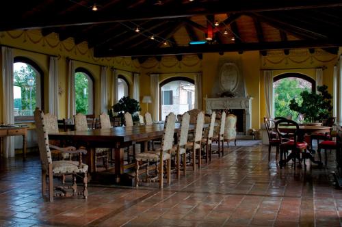 uma sala de jantar com uma mesa de madeira e cadeiras em Casa Cucco em Serralunga d'Alba