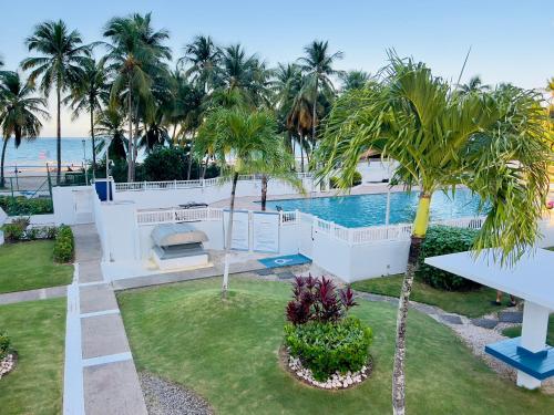 vue aérienne d'une maison avec piscine dans l'établissement Hobie Beachfront Apartment Isla Verde, à San Juan