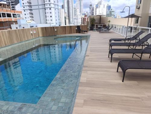 ein Schwimmbad auf dem Dach eines Gebäudes in der Unterkunft Apartamento SUN - Barra Norte in Balneário Camboriú