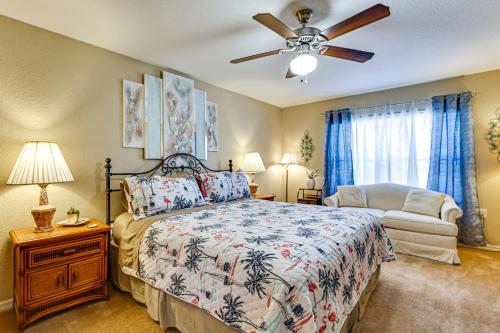 Giường trong phòng chung tại 4 Mi to Weeki Wachee Springs! Fun-Filled Home