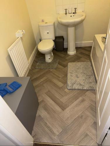 ein Badezimmer mit Toilette und Waschbecken in der Unterkunft Bentley View in Crewe