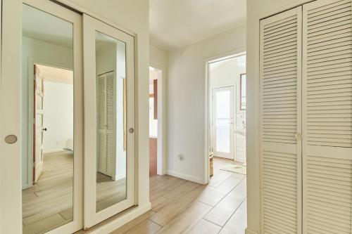 een kamer met een spiegel en een hal met deuren bij The Giddyup in Pioneertown