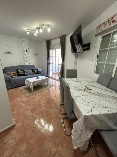 ein Wohnzimmer mit Sofa und Tisch in der Unterkunft Casa Alegría in Cómpeta