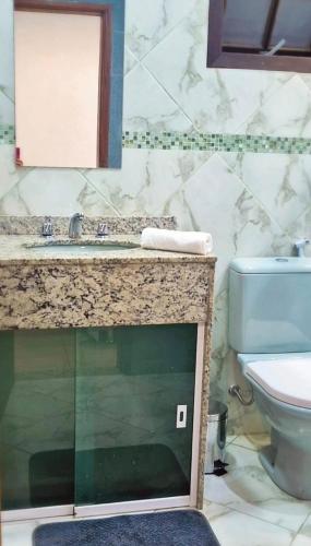 ミゲウ・ペレイラにあるAconchego IVの洗面台とトイレ付きのバスルーム