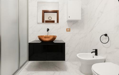 博格塔塞斯特雷Borgata sestriere的一间带木制水槽和卫生间的浴室