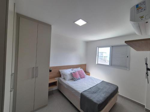 En eller flere senge i et værelse på Apartamento pé na areia, no Centro de Mongaguá!