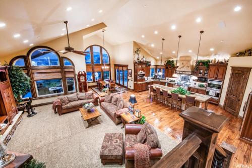 Khu vực ghế ngồi tại Riverton Luxury Estate with Private Pool - Family Theatre Hot Tub Gym