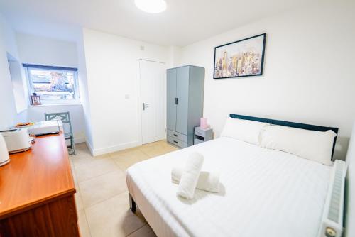 Ένα ή περισσότερα κρεβάτια σε δωμάτιο στο Cardiff Studio Escape with Balcony and WiFi
