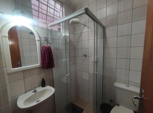 un bagno con doccia, WC e lavandino di Loft FMIT Medicina a Itajubá