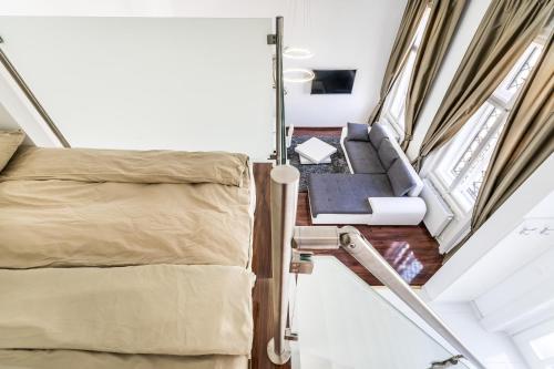 Postel nebo postele na pokoji v ubytování Opera Luxury Studio Apartment