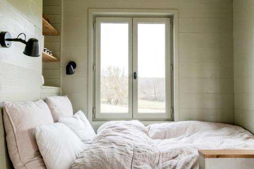 Ένα ή περισσότερα κρεβάτια σε δωμάτιο στο Peaceful Refuge In Burgundy Near Beaune