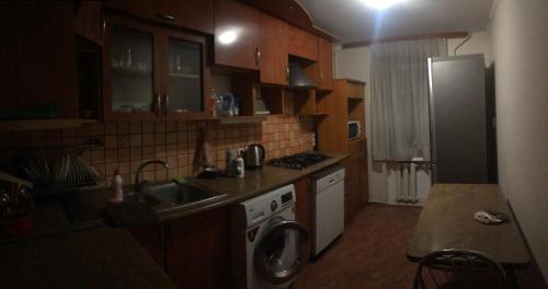 Η κουζίνα ή μικρή κουζίνα στο Трьохкімнатна квартира неподалік центру