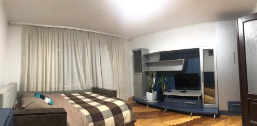 Ένα ή περισσότερα κρεβάτια σε δωμάτιο στο Трьохкімнатна квартира неподалік центру