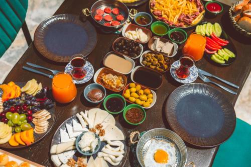een tafel met veel borden eten erop bij Noble Crown Stone House Cappadocia in Uchisar