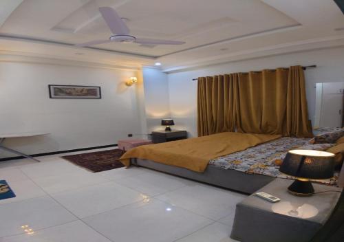una camera con letto e tenda di Giga Apartments & Sapphire Suite a Rawalpindi