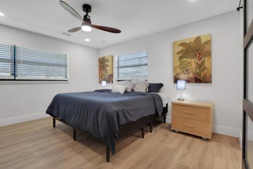 Кровать или кровати в номере 1 Block To Beach - Fully Upgraded Spacious & Quiet