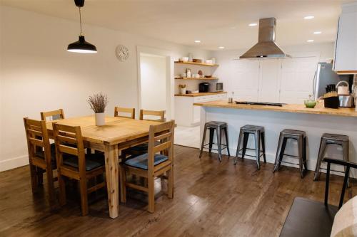 eine Küche mit einem Holztisch und einigen Stühlen in der Unterkunft Boxwood Haven in Moscow