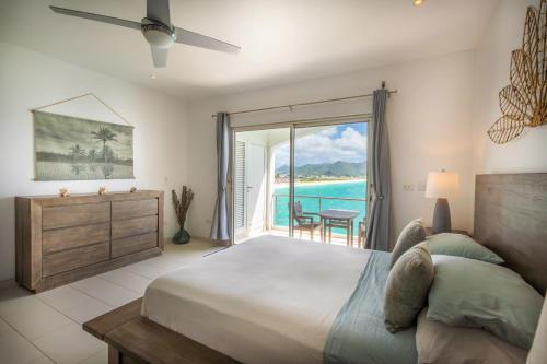 Postel nebo postele na pokoji v ubytování Beachfront Studio in Simpson Bay