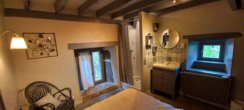 Ένα ή περισσότερα κρεβάτια σε δωμάτιο στο Gite De Charme Oliabou