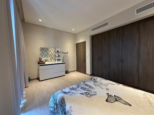 Ένα ή περισσότερα κρεβάτια σε δωμάτιο στο Modern Luxury Villa with Private Pool by Voyage