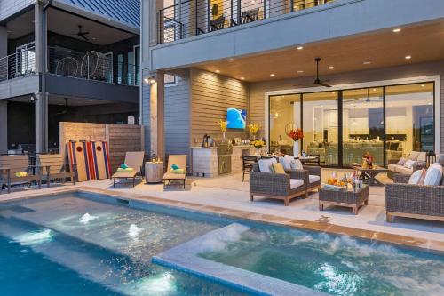 Hồ bơi trong/gần Sunset Oaks I with Concierge Services