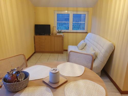 un soggiorno con un divano, un tavolo e delle sedie di Domaine Wagenbourg à Soultzmatt a Soultzmatt