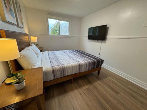 Μια τηλεόραση ή/και κέντρο ψυχαγωγίας στο North Barrie !D Stylish and Cozy Private Bedroom with Shared Bathroom