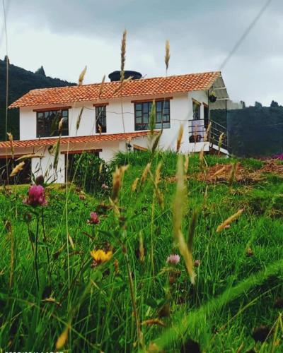 una casa in mezzo a un prato di Finca La Esperanza Campestre Cucunuba a Cucunubá