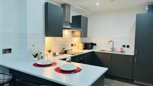 uma cozinha com um balcão com dois pratos em Preston City centre Winckley Square Flat em Preston