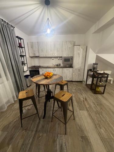 Una cocina con una mesa y sillas en una habitación. en Chill Boutique Zamora, en Buşteni