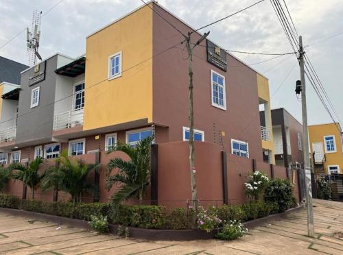 ein Gebäude am Straßenrand in der Unterkunft Two Sisters Villa in Accra